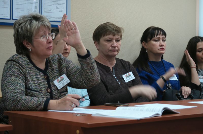 Голосуют члены жодинской городской избирательной комиссии. Фото Алексея Лапицкого.
