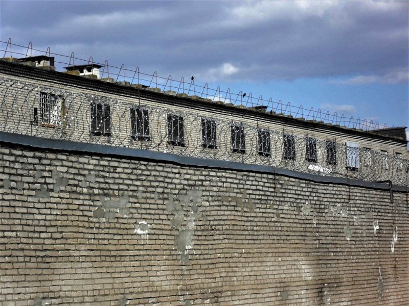 Prison No. 4 in Mahilioŭ with metal blinds on the windows. Photo: mspring.online