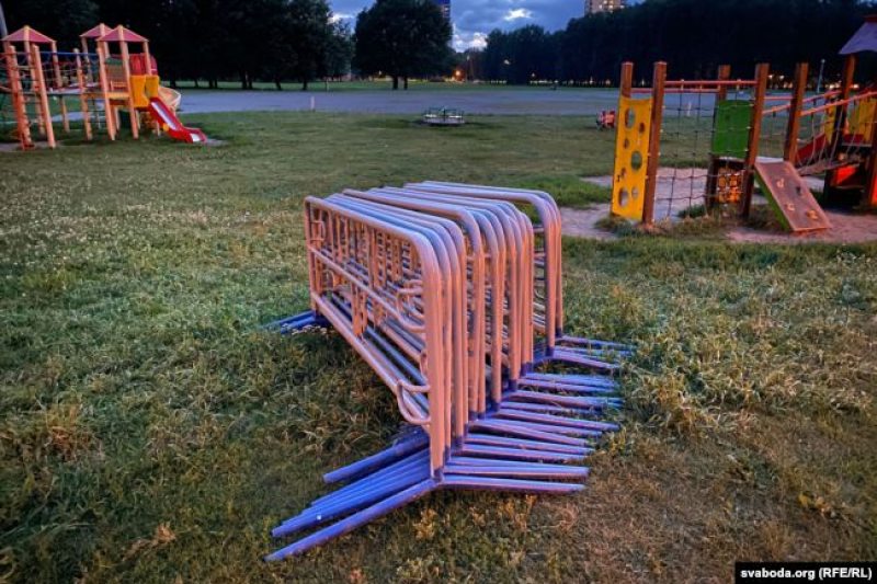 Конструкции ограждения в парке Дружбы народов. Фото: Радио Свобода.