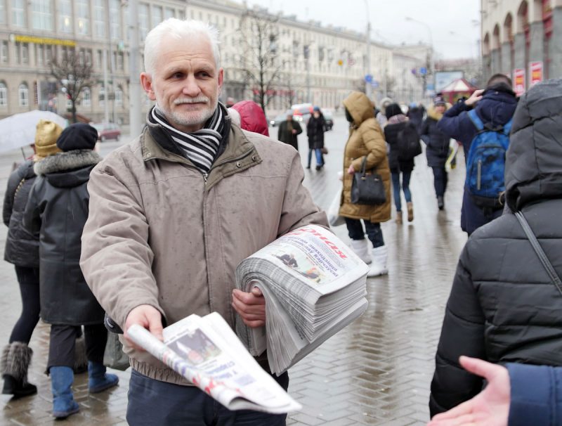 Ales Bialiatski hands out a newspaper about death penalty. Belarus. Photo: © Viasna