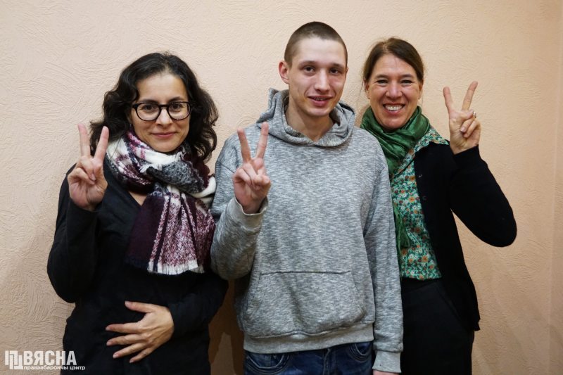 Amnesty International campaigner Aisha Jung (left) and Director for Eastern Europe and Central Asia Maries Struthers (right) meet prisoner of conscience Dzmitry Paliyenka shortly after his release in November 2018