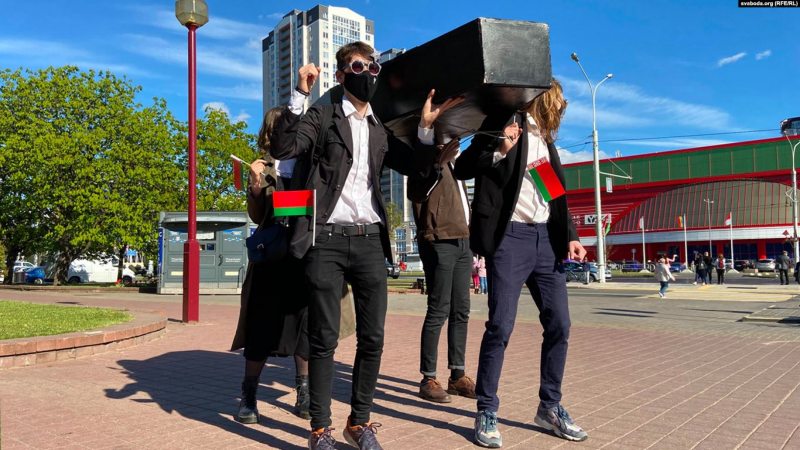 Youth activists stage an ‘anti-parade’, carrying a black coffin in central Minsk. May 8, 2020. Photo: svaboda.org