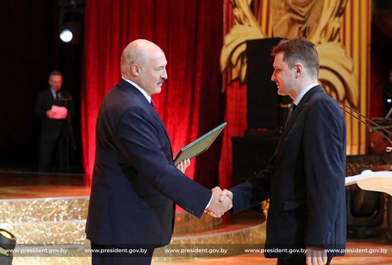 Лукашенко вручает благодарность Адерихо