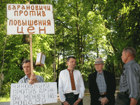 Николай Черноус на последнем разрешенном пикете 27 мая 2011 года в старом парке города