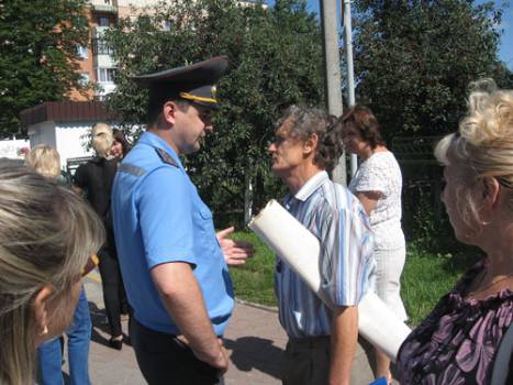 Мікалай Чарнавус размаўляе з маёрам міліцыі Паўлам Кульгавікам падчас страйка баранавіцкіх прадпрымальнікаў 1 ліпеня. 