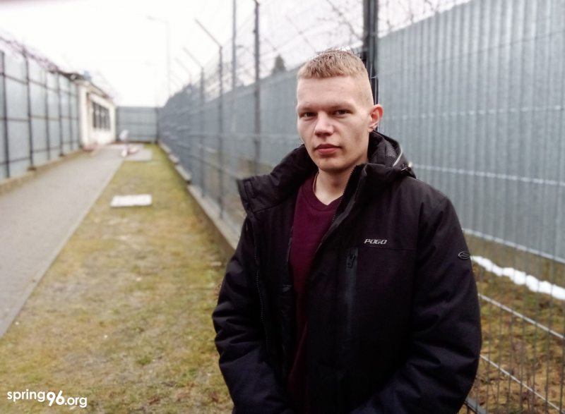 Евгений Червинский после освобождения на фоне лагеря беженцев в Польше. Фото: spring96.org