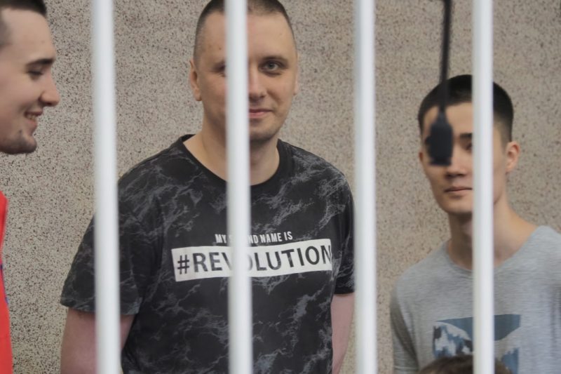 Александр Францкевич в центре на суде 6 сентября