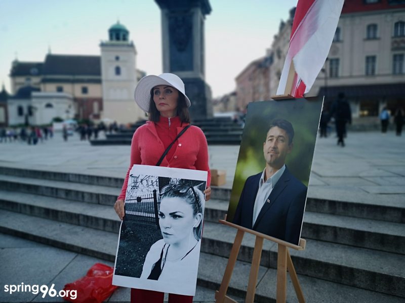 Наталья Горячко-Басалыга держит в руках портрет своей дочери во время одной из акций солидарности в Варшаве