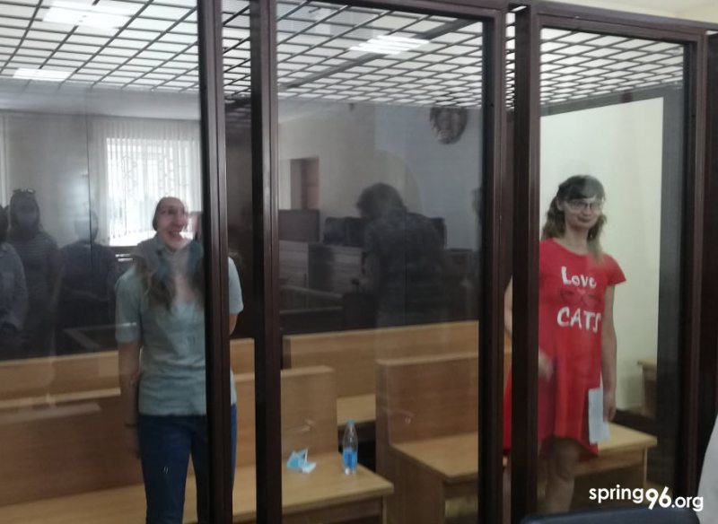 Галина Горацкевич и Анна Мороз в перерыве между судебными заседаниями