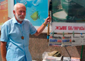 Barys Khamaida distributing independent press in Vitsebsk