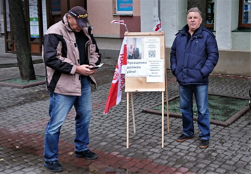 Василий Курушин (слева) во время одного из своих пикетов