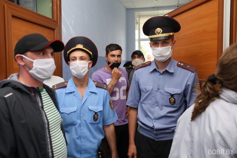 Observer Siarhzuk Latsinski (center) in court. May 22, 2020. Photo: bobr.by