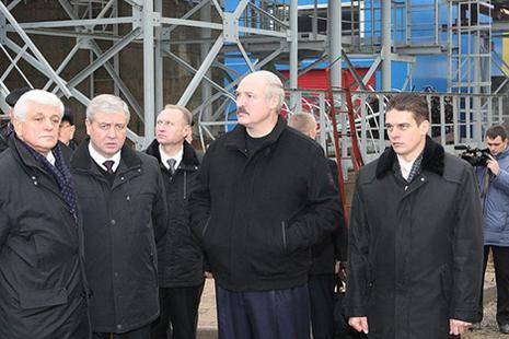 Лукашенко во время встречи на древообрабатывающем комплексе, фото БелТА