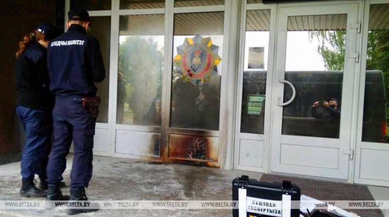  Подожженые двери института МВД в Могилеве. Фото: СК