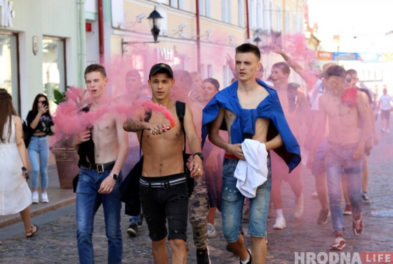 Teenagers march along Hrodna's Savieckaja Street to invite rap reformer Max Korzh to the city. Photo: HrodnaLife