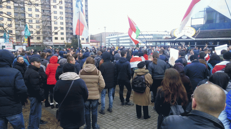Митингующие на перекрестке улиц Сурганова и Якуба Коласа. Минск, 15 марта 2017