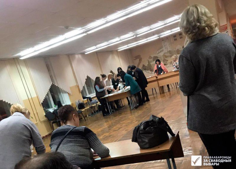 Подсчет голосов на избирательном участке в Минске.