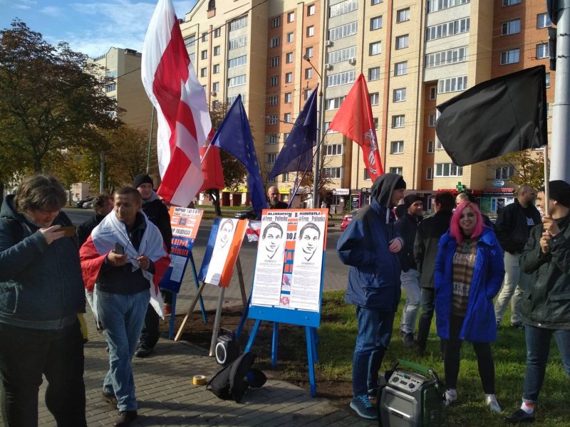 Supporters of Dzmitry Paliyenka stage protest otuside Minsk City Court building. September 25, 2019