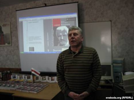 Анатоль Паплаўны выступае на прэзентацыі кнігі "Справа Бяляцкага".