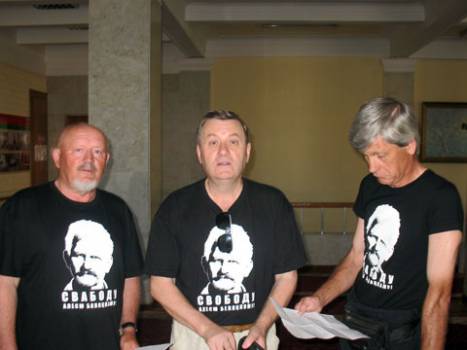 Общественные активисты из Барановичей подают заявку на пикет
