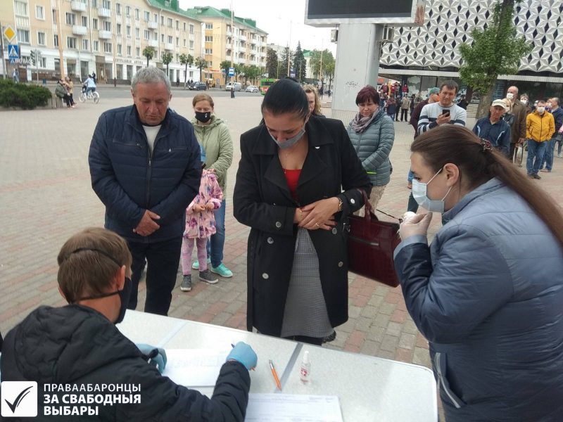 Члены городской избирательной комиссии проверяют документы у сборщика подписей за Светлану Тихановскую