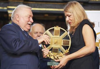 Вручение премии Леха Валенсы. Вместо Алеся Беляцкого премию получила его жена, Наталья Пинчук