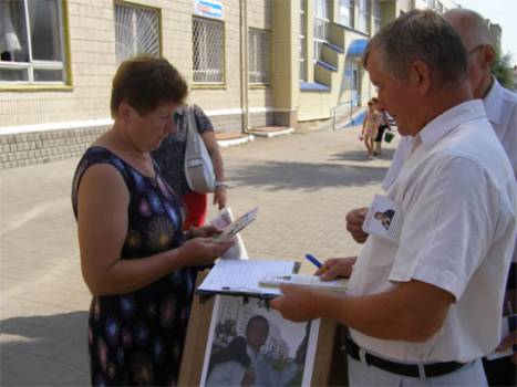 Валерий Рыбченко во время сбора подписей в Жлобине