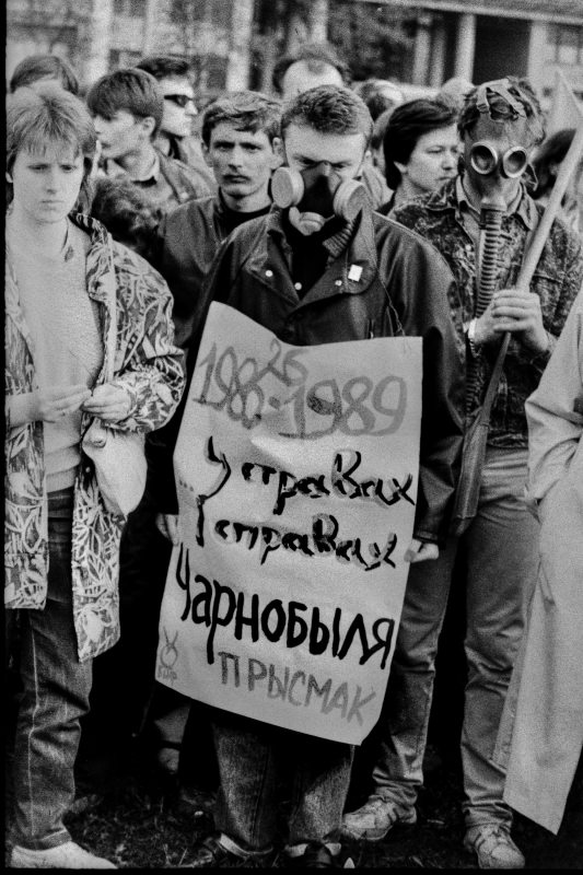 Мітынг “Гадзіна смутку і маўчання” ў Мінску 26 красавіка 1989 года. Фота Уладзіміра Сапагова.