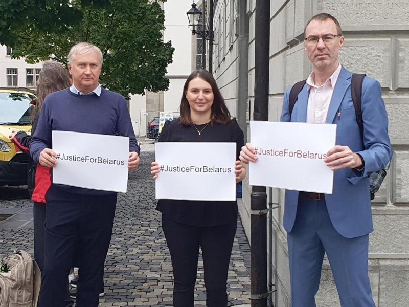 Павел Сапелко и правозащитники FIDH и TRIAL International перед судебным заседанием по делу Юрия Гаравского