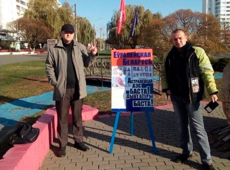 Дмитрий Савич (слева) на избирательном пикете