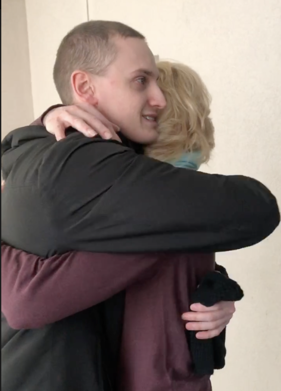 Андрей Шляпов обнимает маму после освобождения в суде
