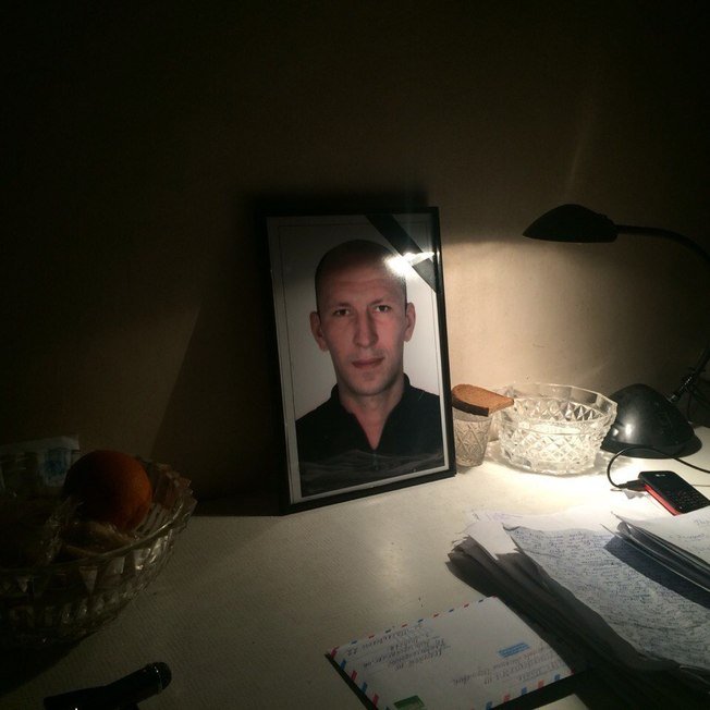 Портрет Олега Богданова на столе матери. Фото "Нашей нивы".