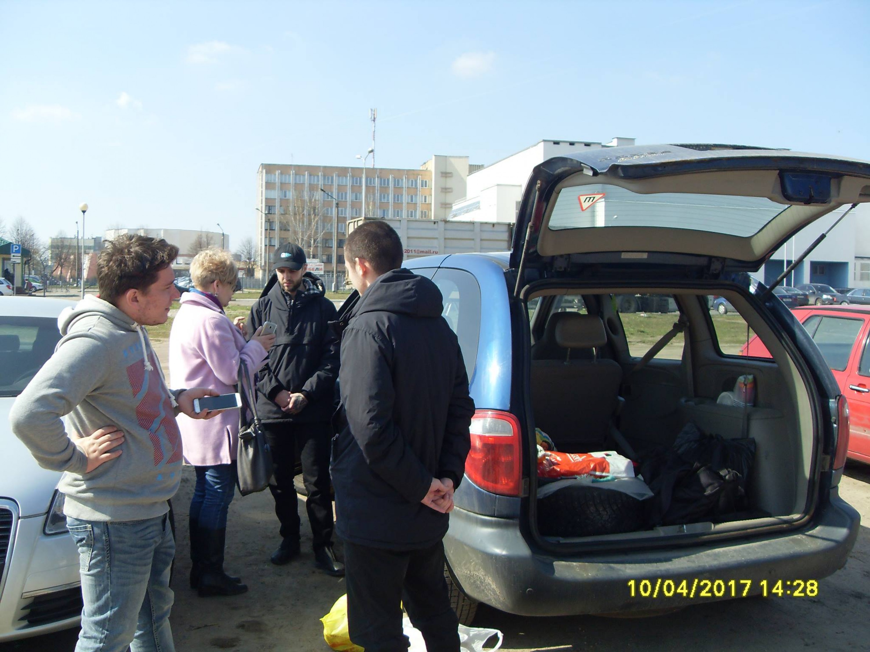 Борисовские правозащитники встречают участников Дня воли после ареста около ИВС.