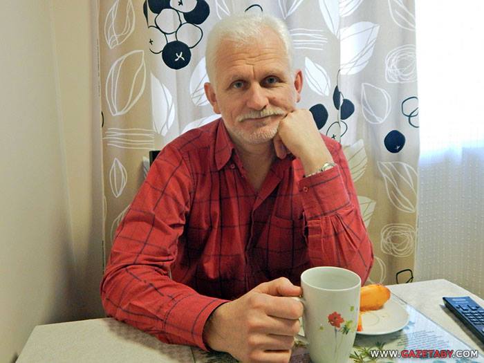 Алесь Беляцкий в своей квартире. Фото: gazetaby.com