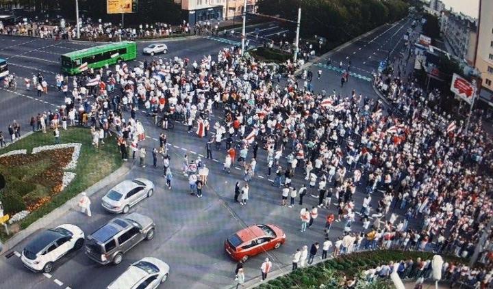 Protesters dancing at an intersection in central Brest. September 13, 2020