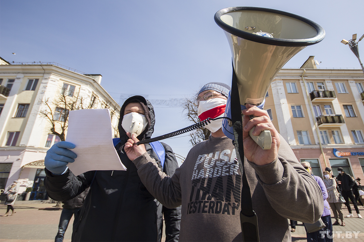 Dzmitry Bekaliuk and Aliaksandr Kabanau at a rally on April 12, 2020. Photo: tut.by