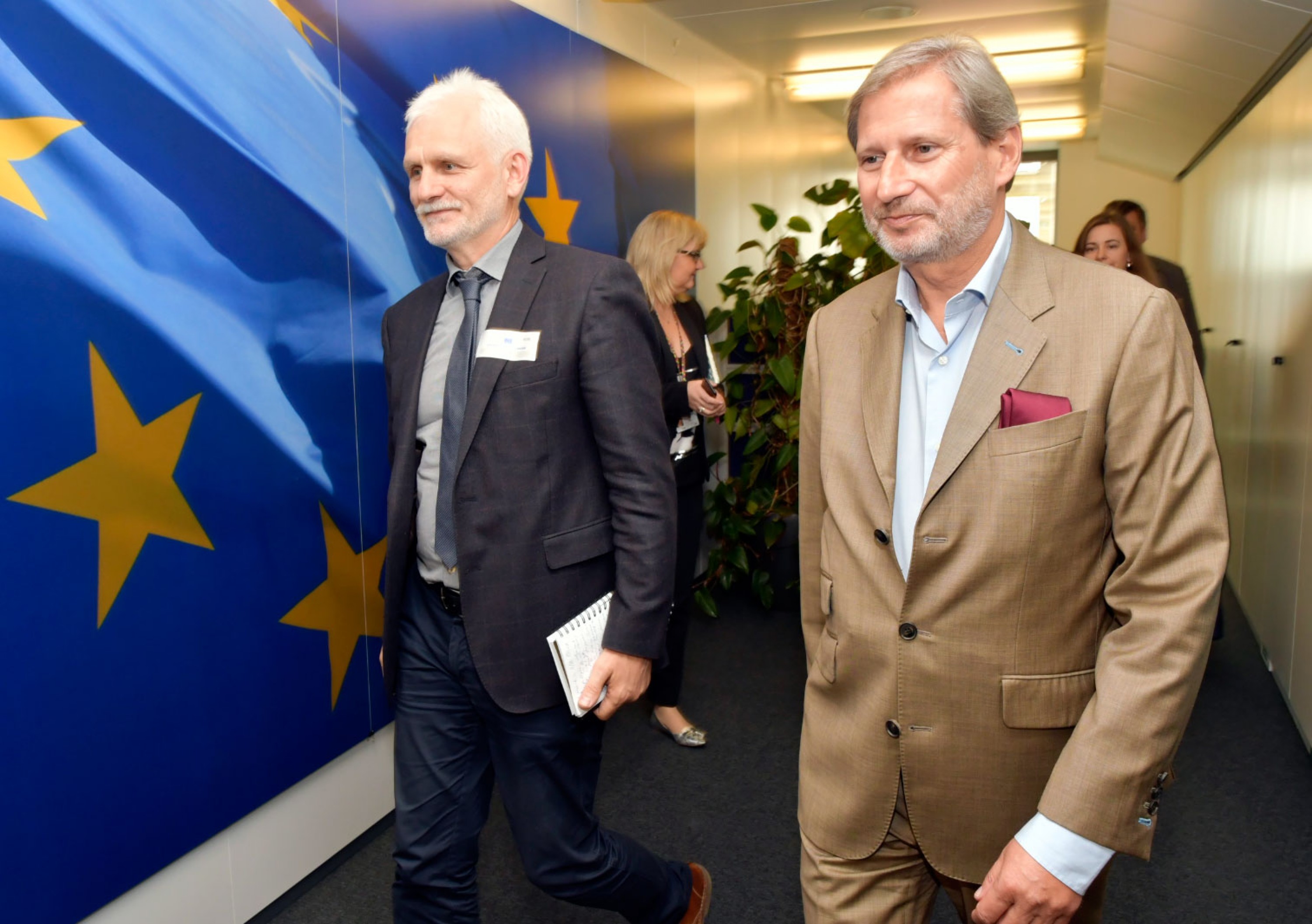 Head of Viasna Ales Bialiatski with Johannes Hahn, Commissioner at Neighborhood and Enlargement Negotiations department at the meeting in Brussels, June 28, 2017