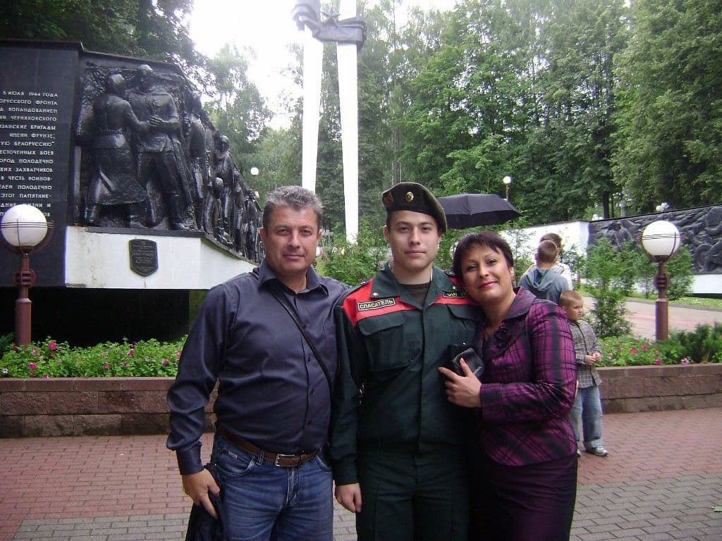 Григорий на присяге с родителями. Фото предоставлено мамой