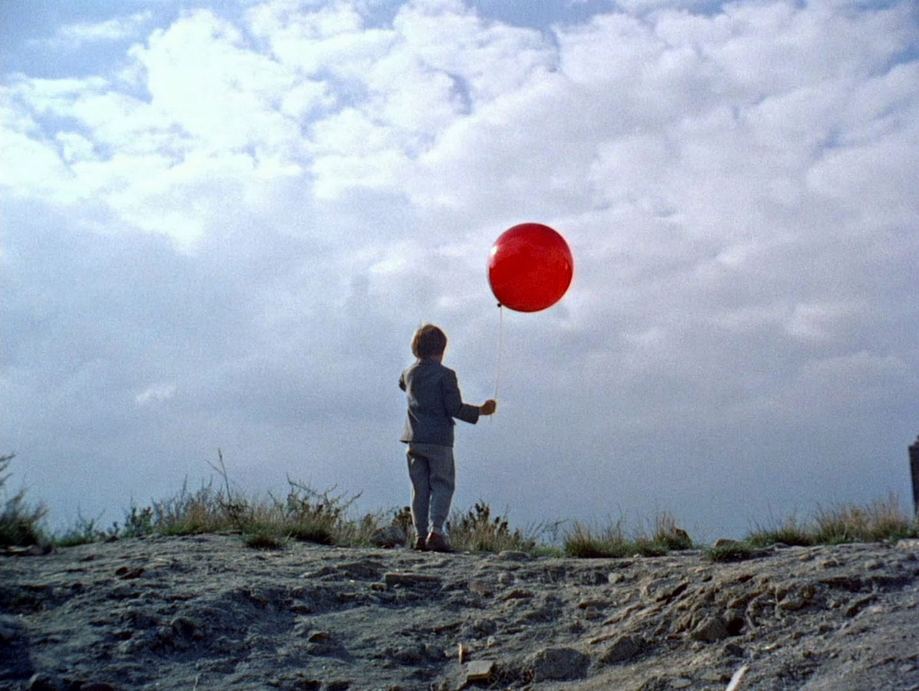 Мальчик с большим шаром. Мальчик с красным шариком. Девочка с красным шариком. Красный шар Ламорис.