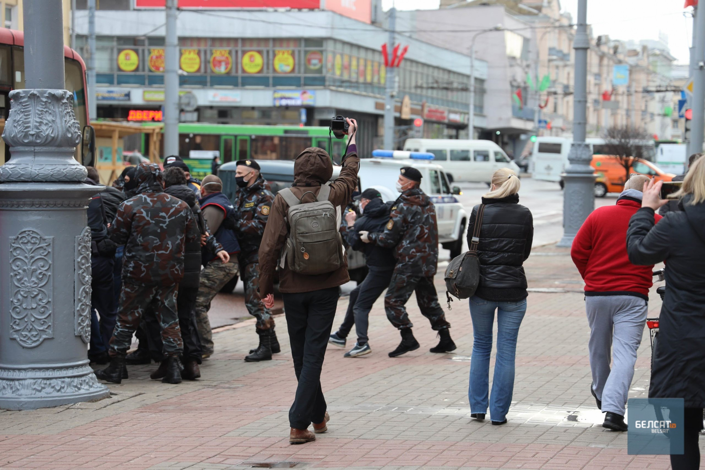 Police arrest protester in Homieĺ. Photo: belsat.eu