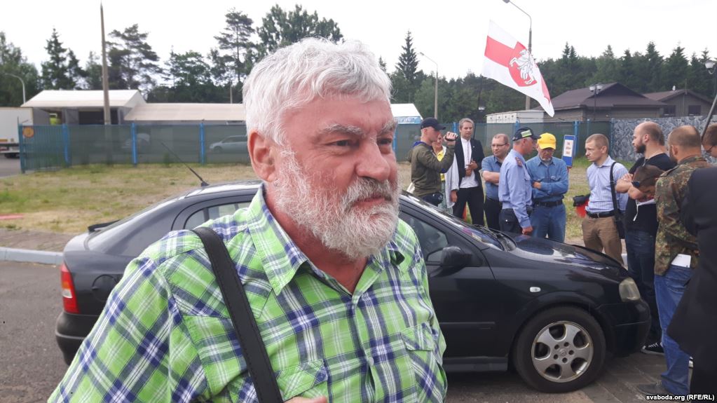 Владимир Орлов с пикетирующими около ресторана "Поедем поедим". Фото: Радио Свобода.