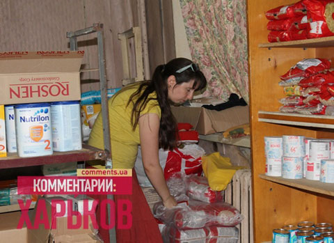 Наста Лойко в пункте помощи переселенцам в Харькове. Фото из местных СМИ