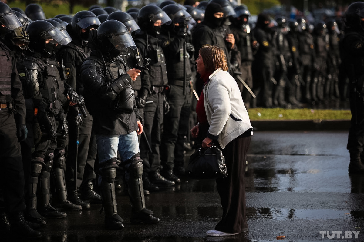 A woman confronting riot police during a protest in Minsk. October 4, 2020. Photo: tut.by