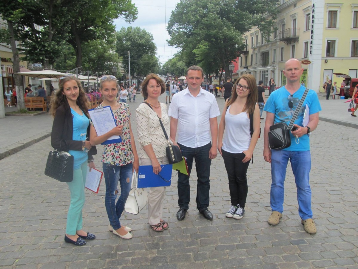Участники сбора подписей за реализацию прав детей-сирот в Одессе.