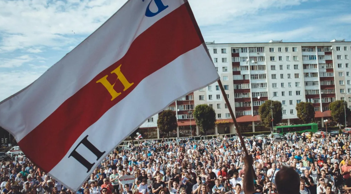 Флаг Белорусского независимого профсоюза на митинге. Фото из социальных сетей