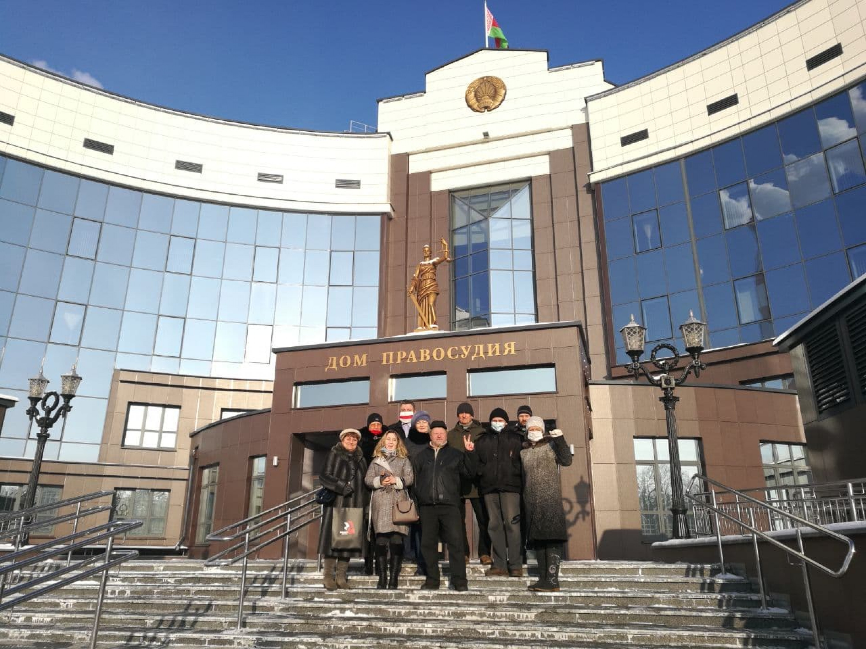 Дарья Полякова с группой поддержки после суда. Фото "Бресткая Весна"