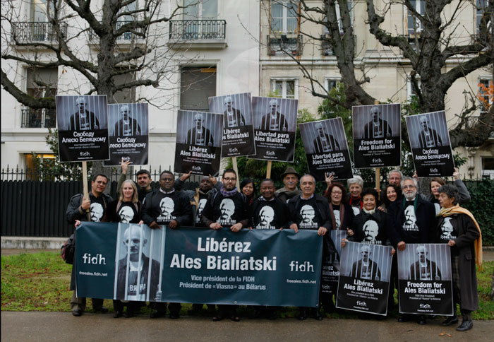 Акция FIDH у белорусского посольства в Париже против приговора Алесю Беляцкому (25.11.2011)