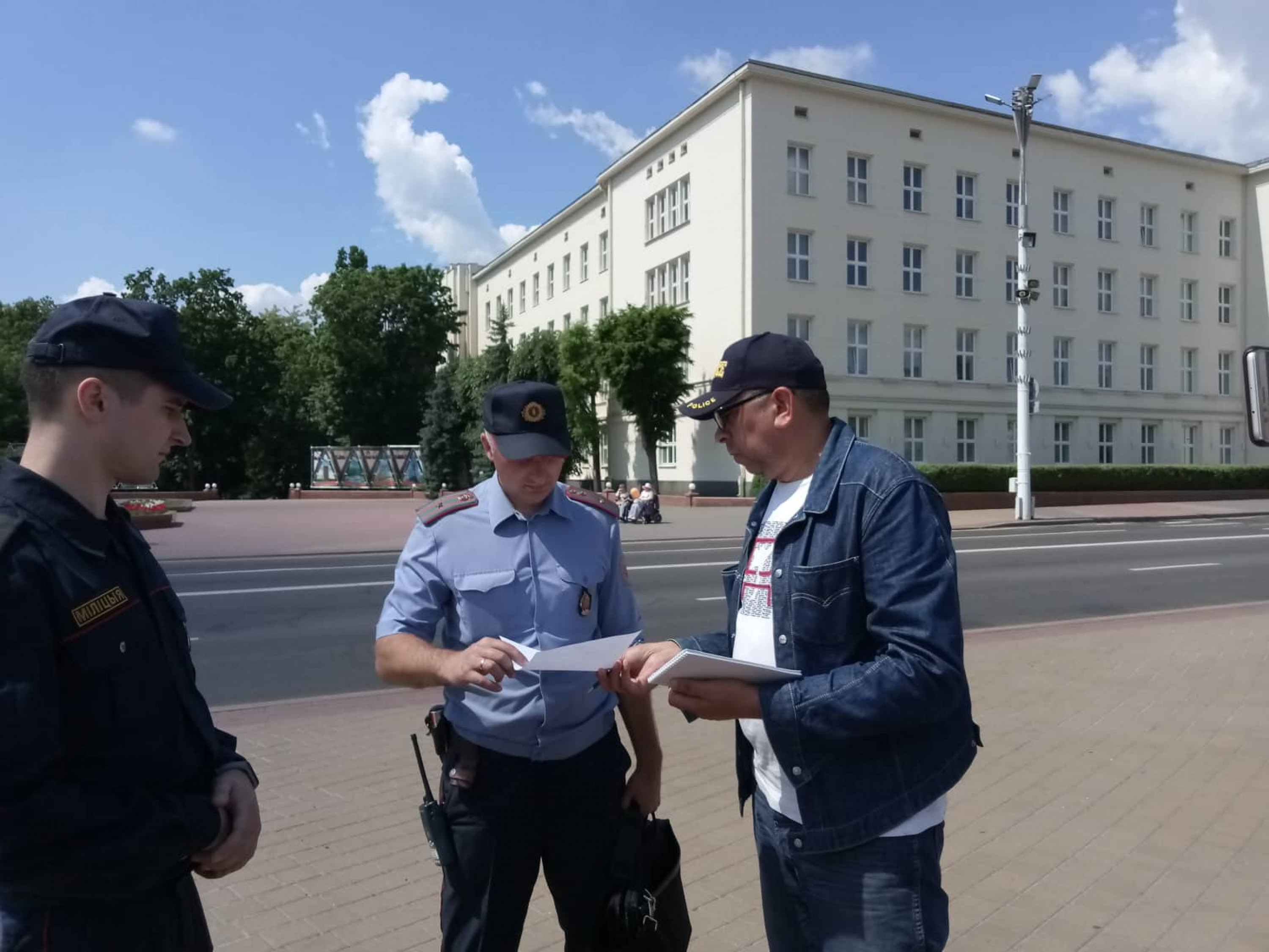 Сергей Петрухин пытается вручить заявление сотрудникам милиции. Фото Владимира Величкина.