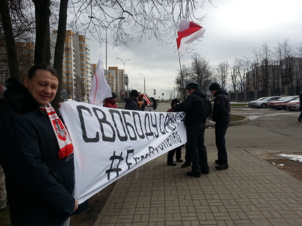 Пикет у российского посольства 21 марта. Фото Максима Винярского.