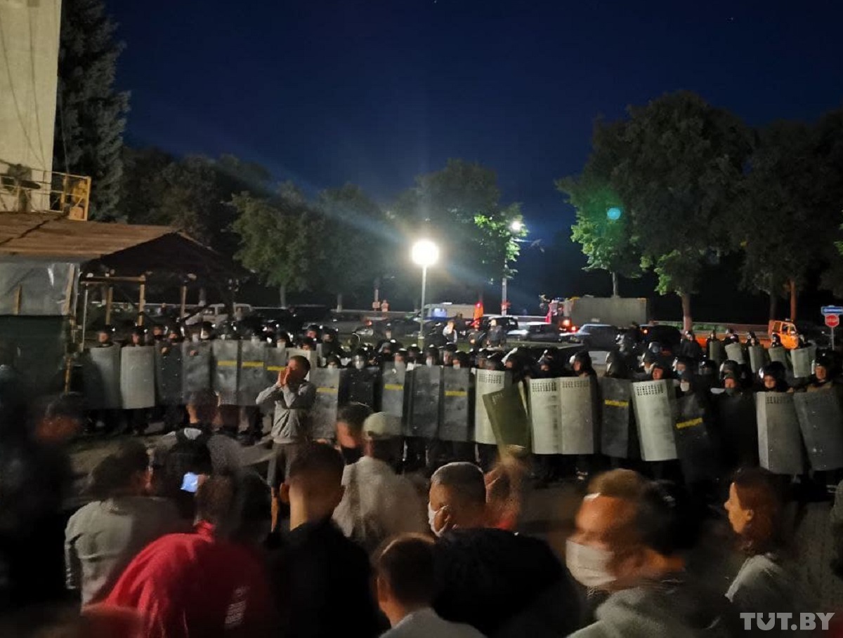 Protesters confront riot police during an election night rally in Pinsk. August 9, 2020. Photo: tut.by